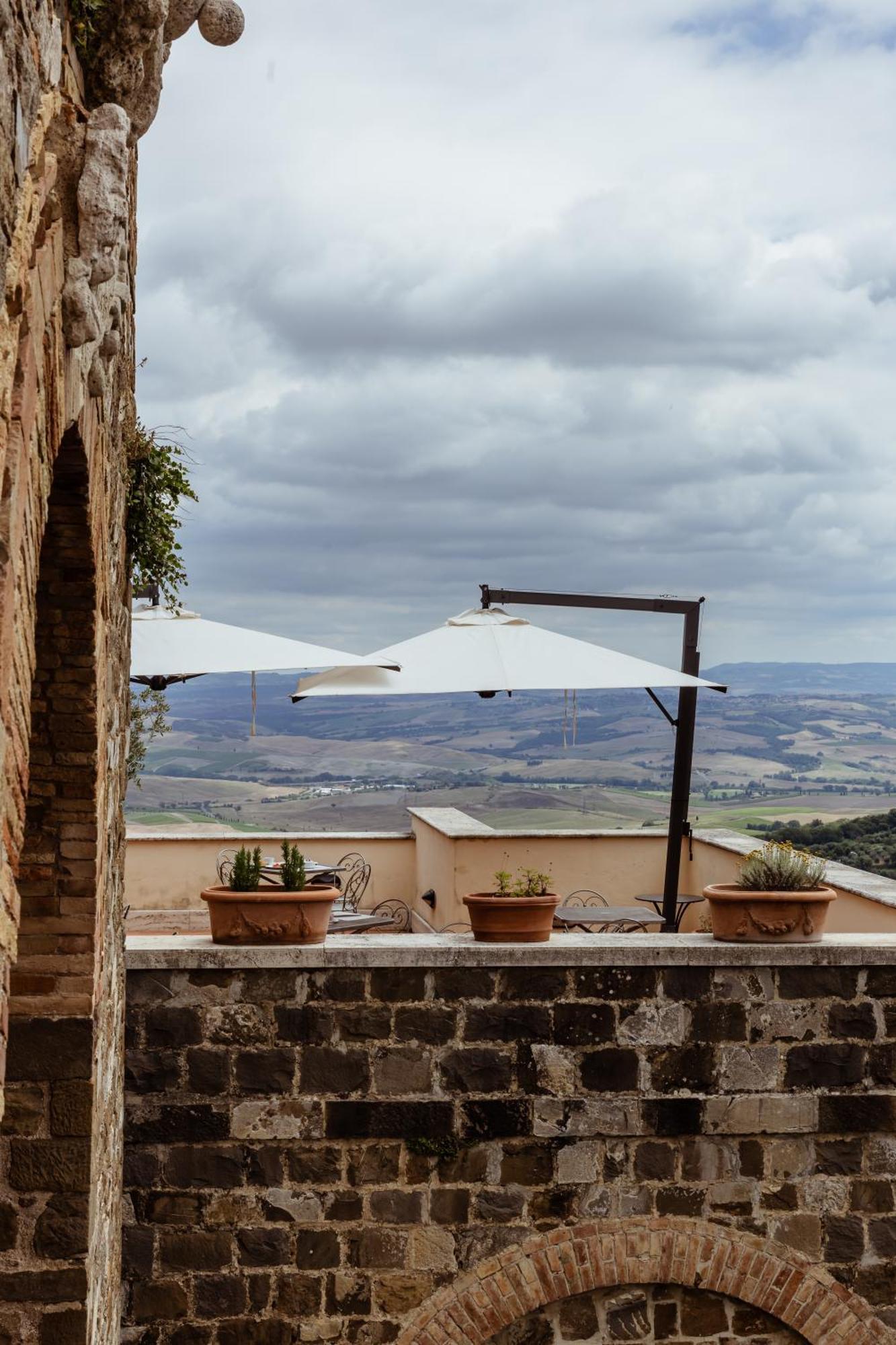 Hotel Vecchia Oliviera Монтальчино Экстерьер фото