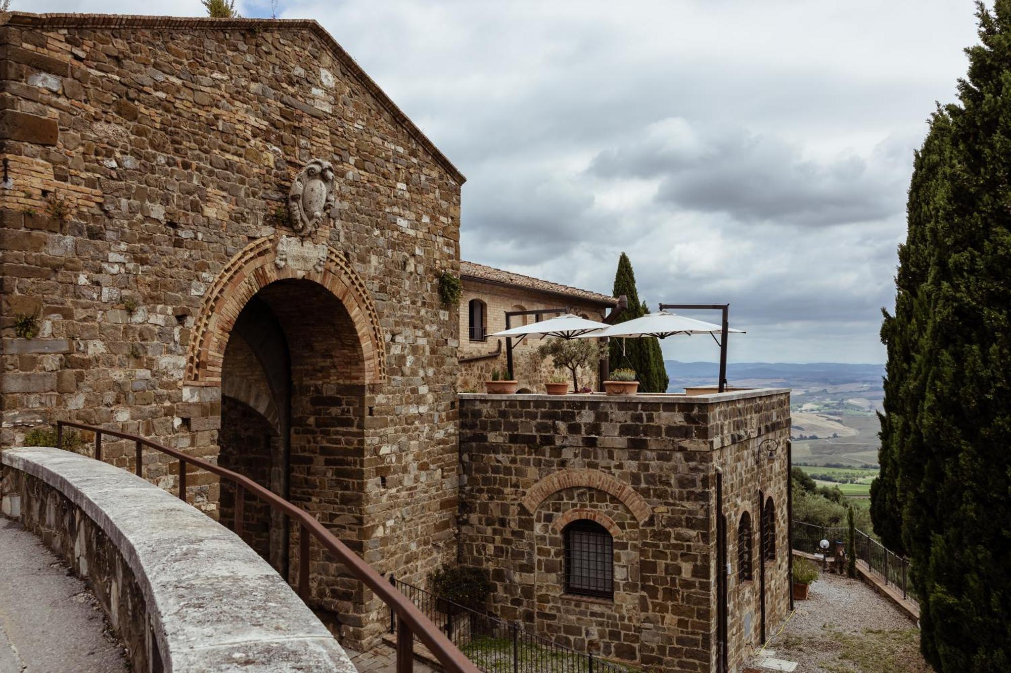 Hotel Vecchia Oliviera Монтальчино Экстерьер фото