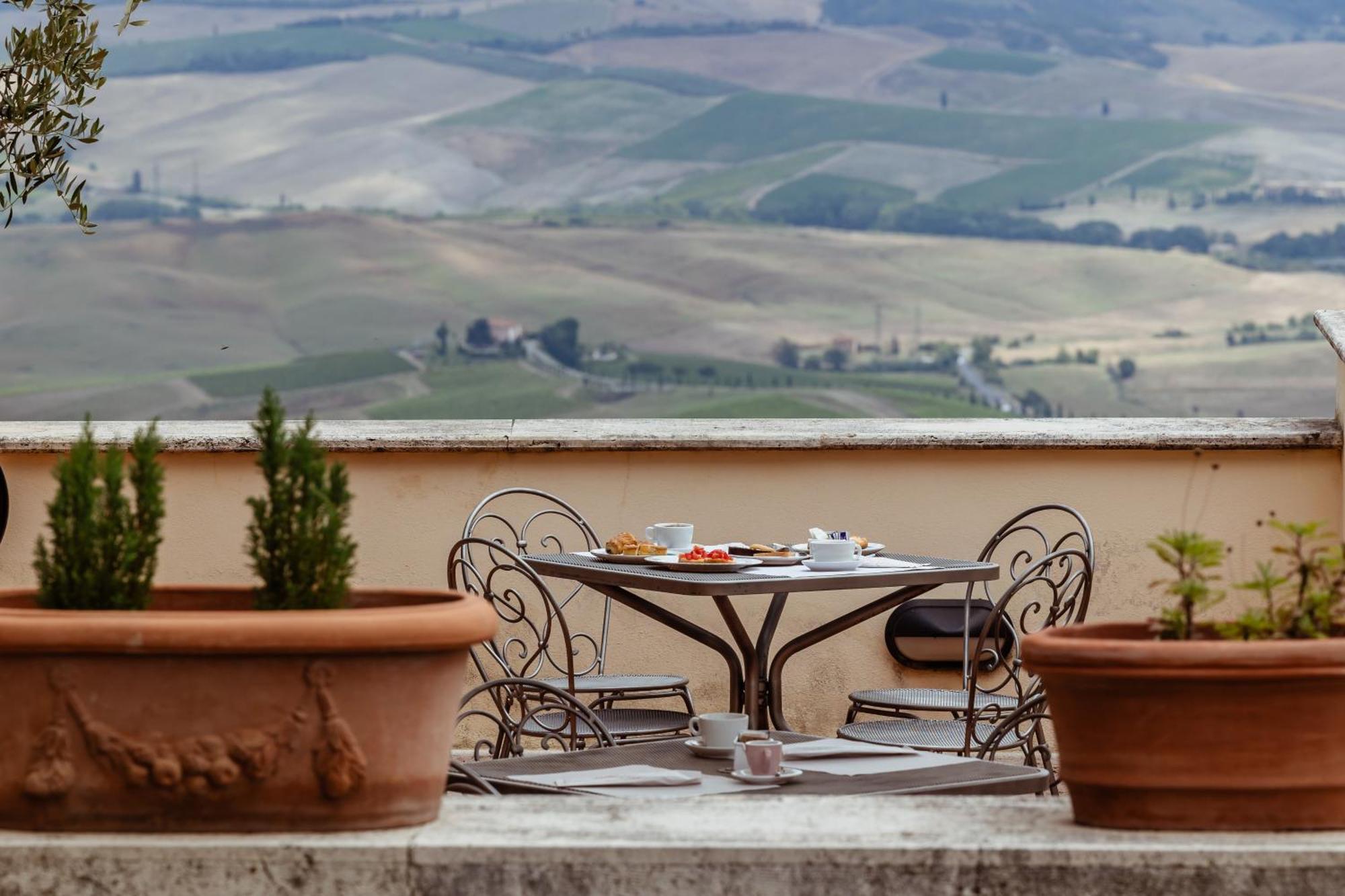 Hotel Vecchia Oliviera Монтальчино Экстерьер фото
