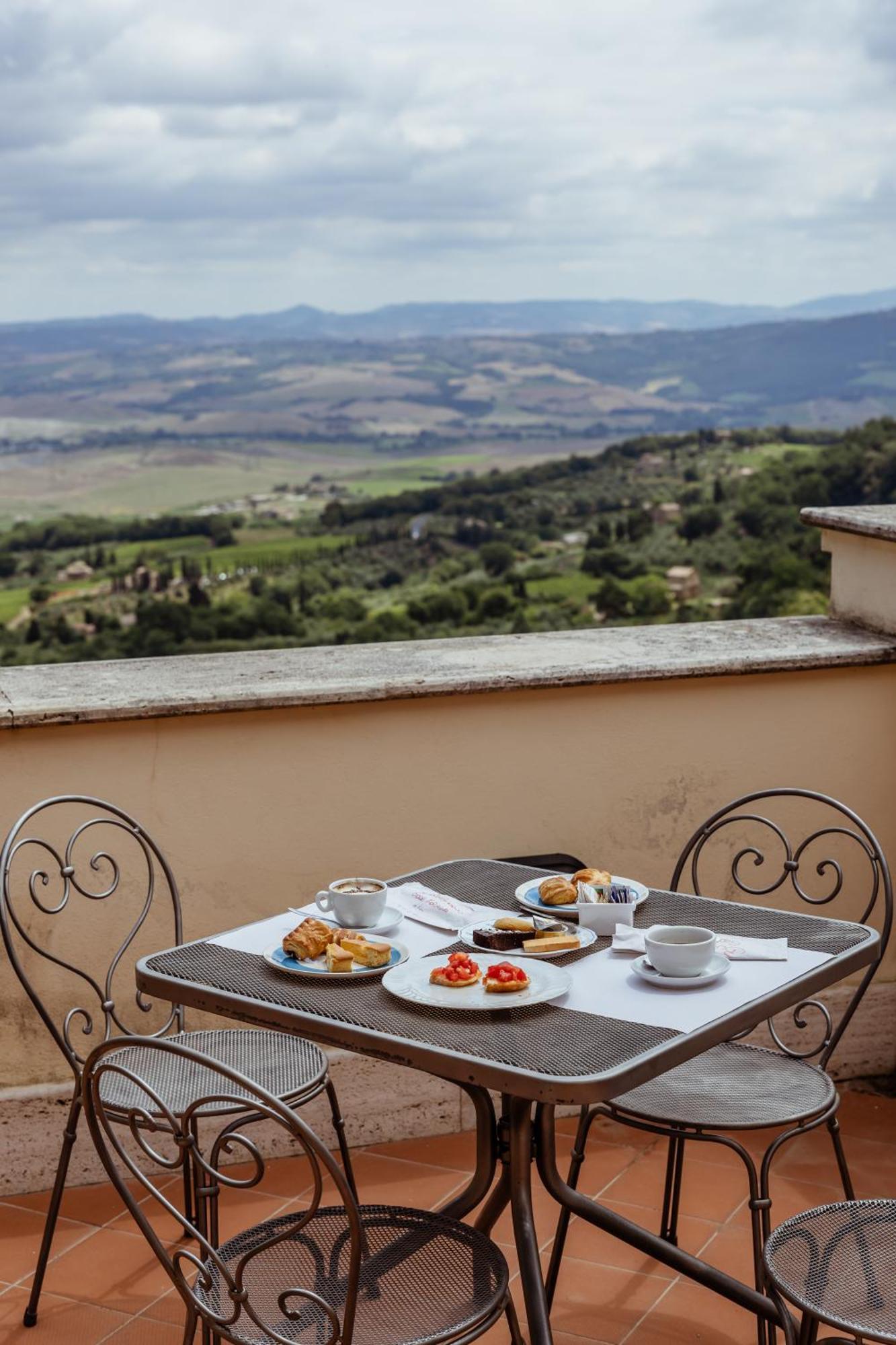 Hotel Vecchia Oliviera Монтальчино Экстерьер фото